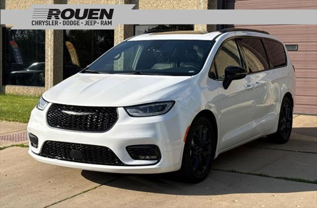 2025 Chrysler Pacifica Limited for sale in Woodville, OH