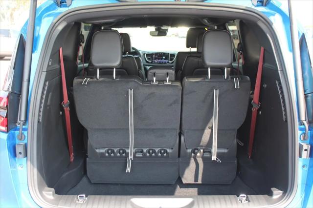 2027 Chrysler Pacifica Select