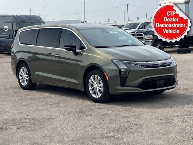 2027 Chrysler Pacifica Select for sale in Sterling Heights, MI