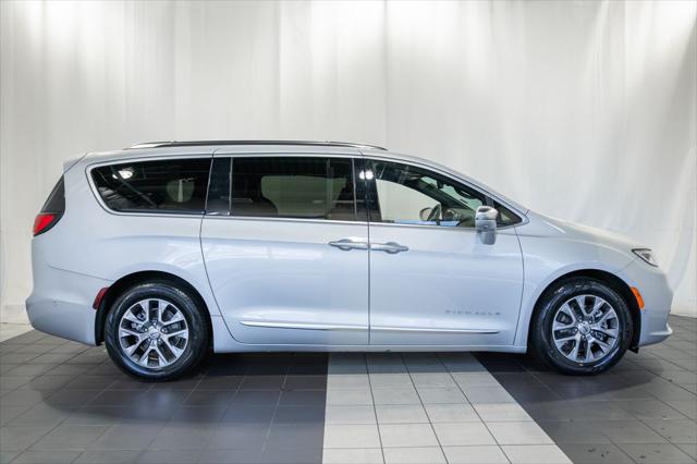 2024 Chrysler Pacifica Hybrid Pinnacle 2024 Chrysler Pacifica Hybrid Pinnacle