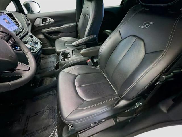 2024 Chrysler Pacifica Hybrid S Appearance Pkg