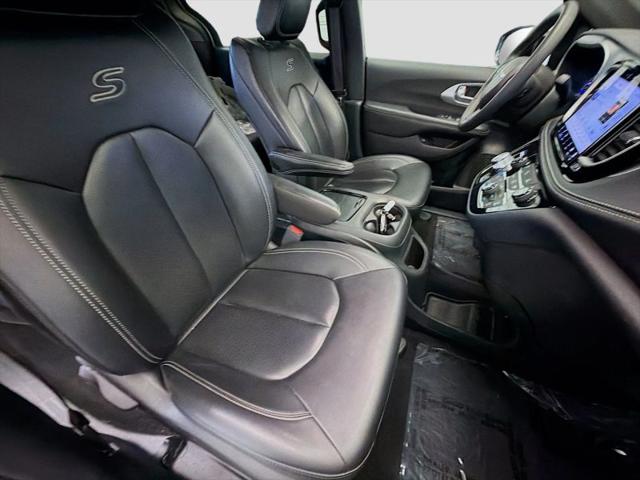 2024 Chrysler Pacifica Hybrid S Appearance Pkg