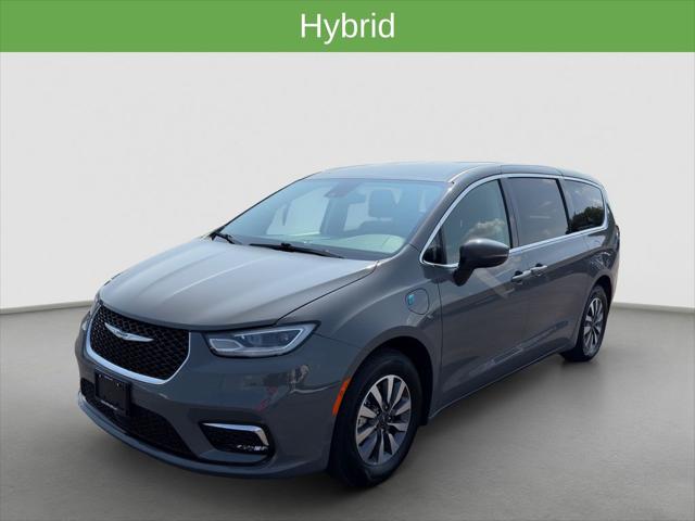 2023 Chrysler Pacifica Hybrid Touring L for sale in Smithville, MO
