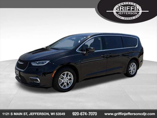 2024 Chrysler Pacifica Touring L for sale in Jefferson, WI