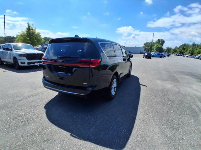 2027 Chrysler Pacifica Select AWD