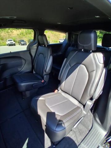 2027 Chrysler Pacifica Select AWD