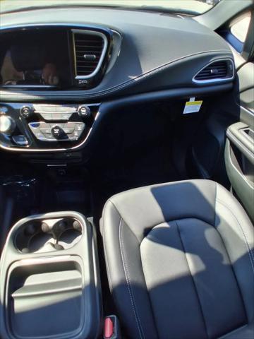 2027 Chrysler Pacifica Select AWD