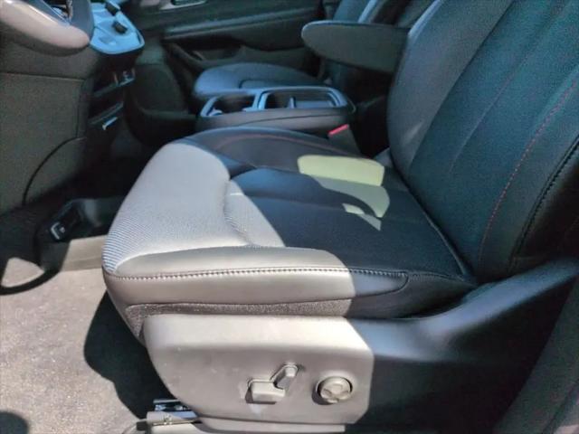 2027 Chrysler Pacifica Select AWD