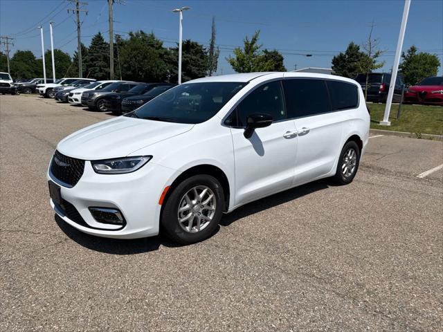 2025 Chrysler Pacifica Select for sale in Farmington Hills, MI