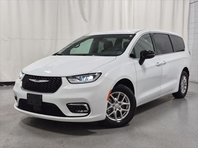 2025 Chrysler Pacifica Select for sale in Farmington Hills, MI