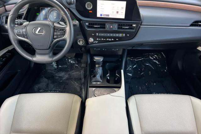 2025 Lexus ES 300h Unknown