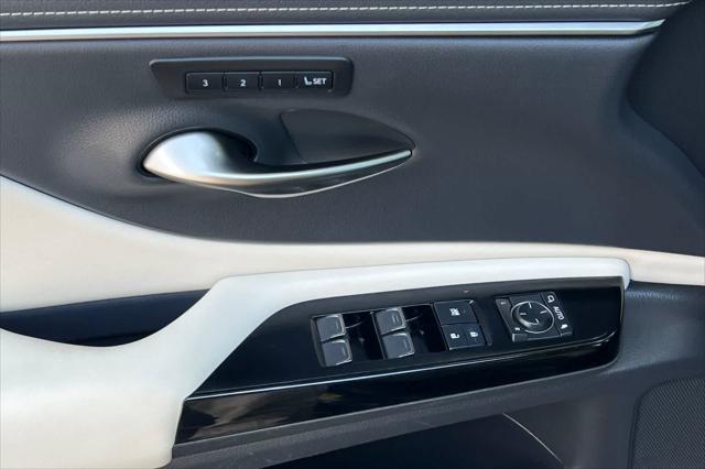 2025 Lexus ES 300h Unknown