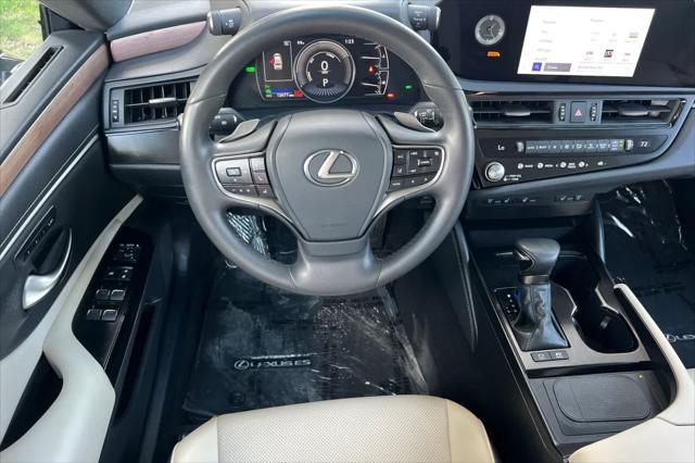 2025 Lexus ES 300h Unknown
