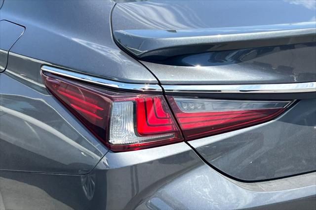 2025 Lexus ES 300h Unknown
