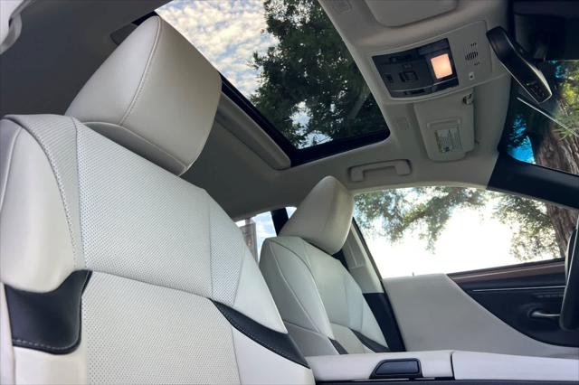 2025 Lexus ES 300h Unknown