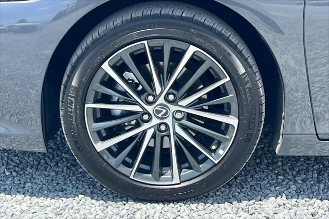 2025 Lexus ES 300h Unknown