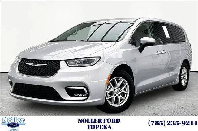 2023 Chrysler Pacifica Touring L for sale in Topeka, KS