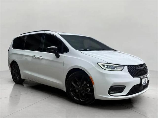 2025 Chrysler Pacifica Limited for sale in Oshkosh, WI