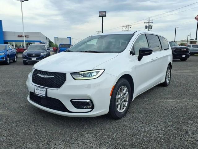 2024 Chrysler Pacifica Touring L for sale in Litchfield, IL