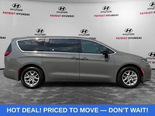 2025 Chrysler Pacifica Select