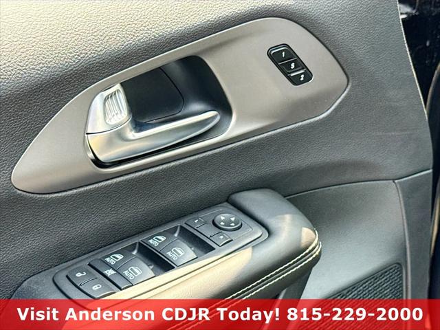 2027 Chrysler Pacifica Select