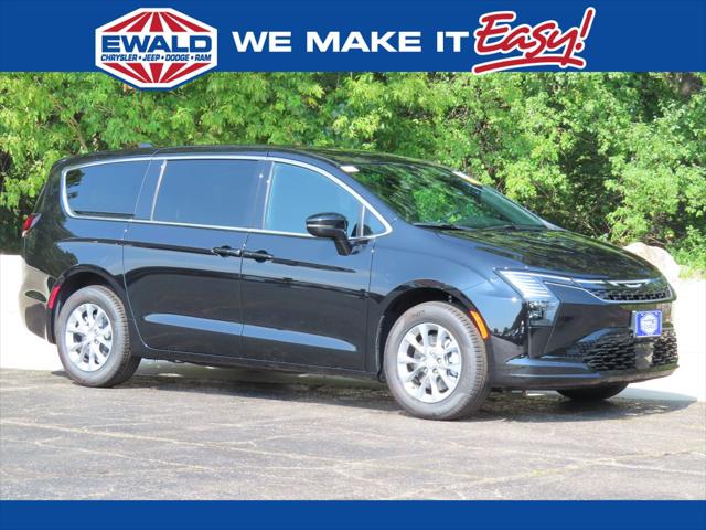 2027 Chrysler Pacifica Select for sale in Oconomowoc, WI