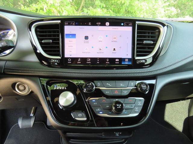 2027 Chrysler Pacifica Select AWD