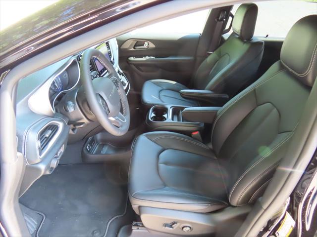2027 Chrysler Pacifica Select AWD