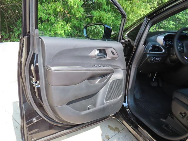 2027 Chrysler Pacifica Select AWD