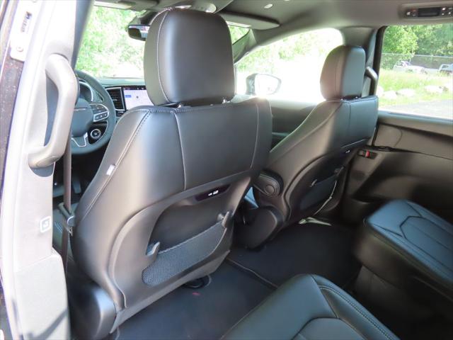 2027 Chrysler Pacifica Select AWD