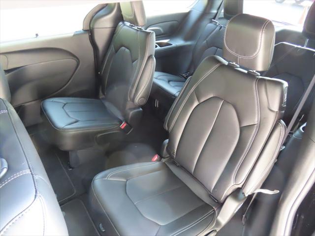 2027 Chrysler Pacifica Select AWD