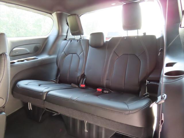 2027 Chrysler Pacifica Select AWD