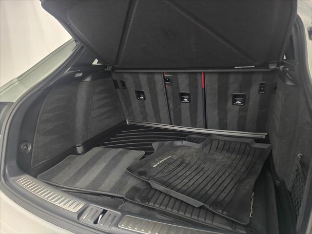 2023 Porsche Macan Unknown