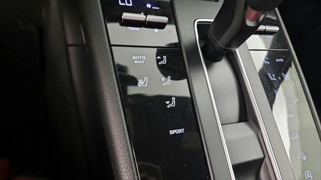 2022 Porsche Macan Macan