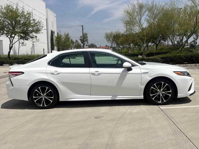 2020 Toyota Camry SE Hybrid