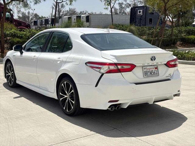 2020 Toyota Camry SE Hybrid