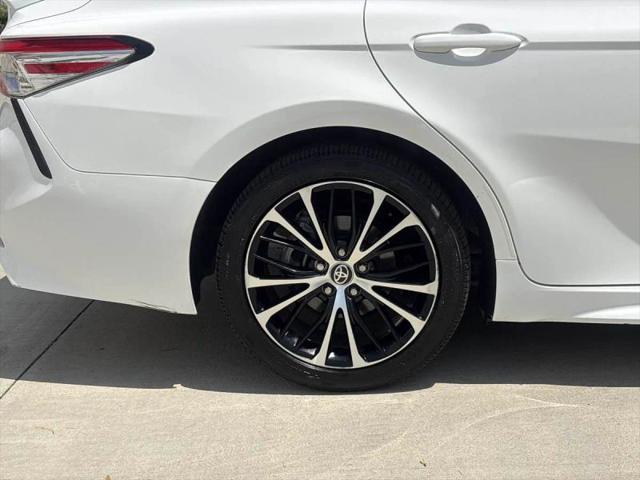 2020 Toyota Camry SE Hybrid