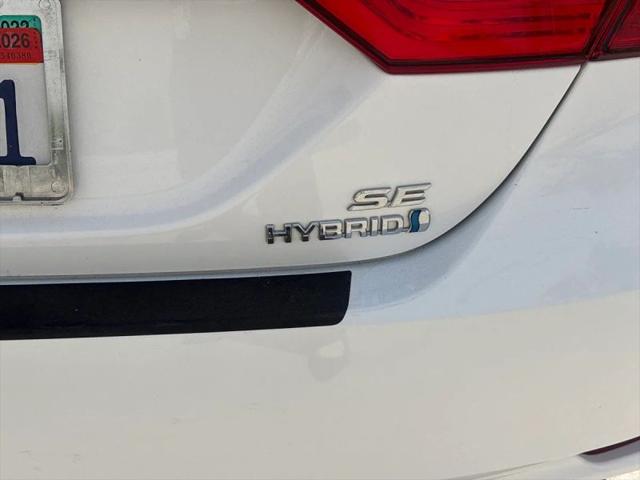 2020 Toyota Camry SE Hybrid