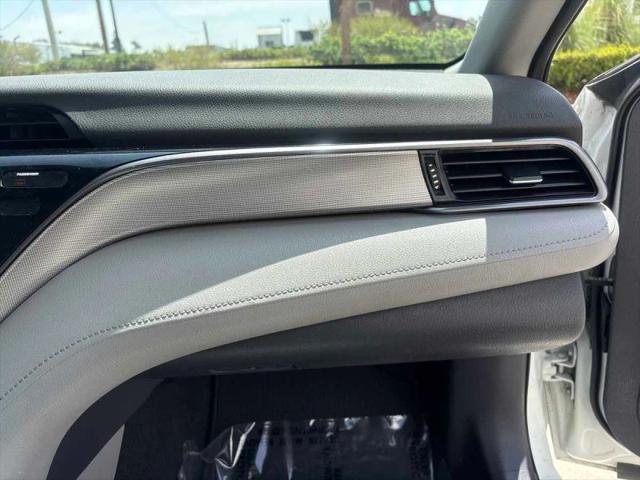 2020 Toyota Camry SE Hybrid