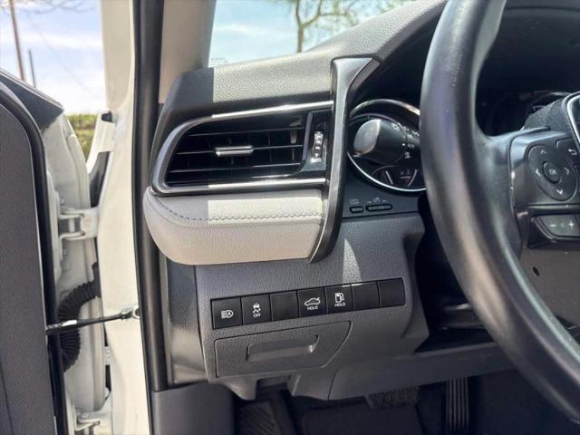 2020 Toyota Camry SE Hybrid