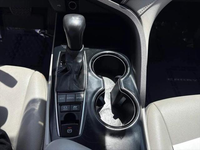 2020 Toyota Camry SE Hybrid