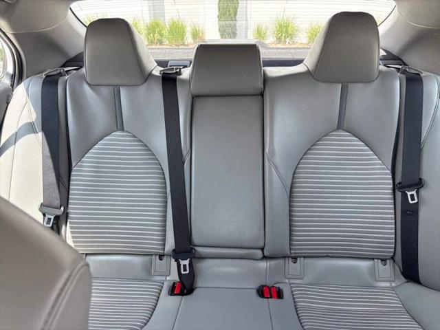 2020 Toyota Camry SE Hybrid