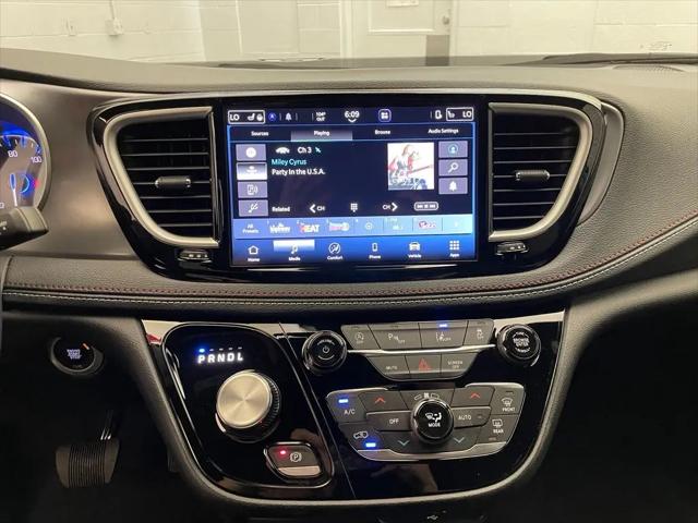 2027 Chrysler Pacifica Select