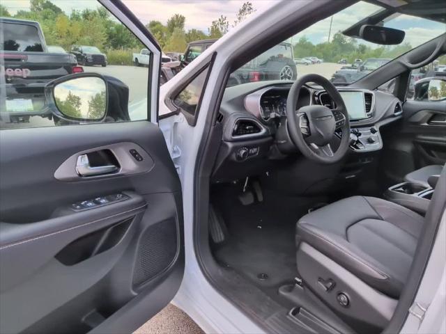 2027 Chrysler Pacifica Select AWD