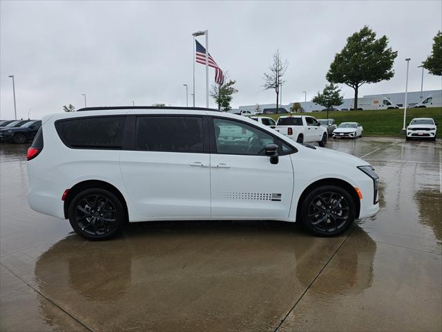 2027 Chrysler Pacifica Select AWD