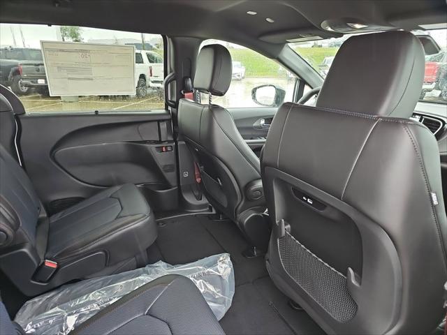 2027 Chrysler Pacifica Select AWD