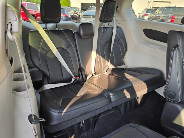 2024 Chrysler Pacifica Hybrid Select