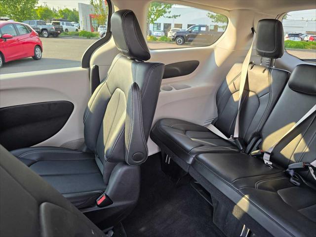 2024 Chrysler Pacifica Hybrid Select
