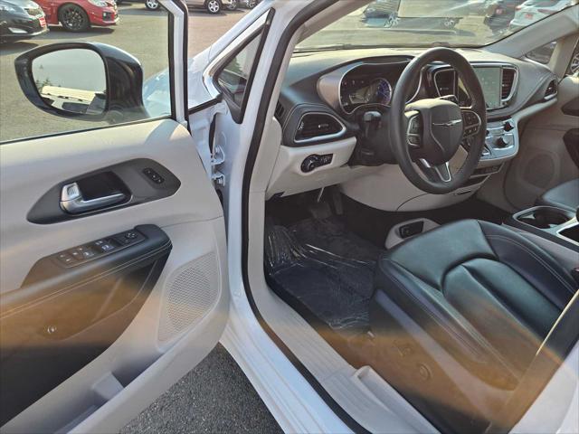 2024 Chrysler Pacifica Hybrid Select