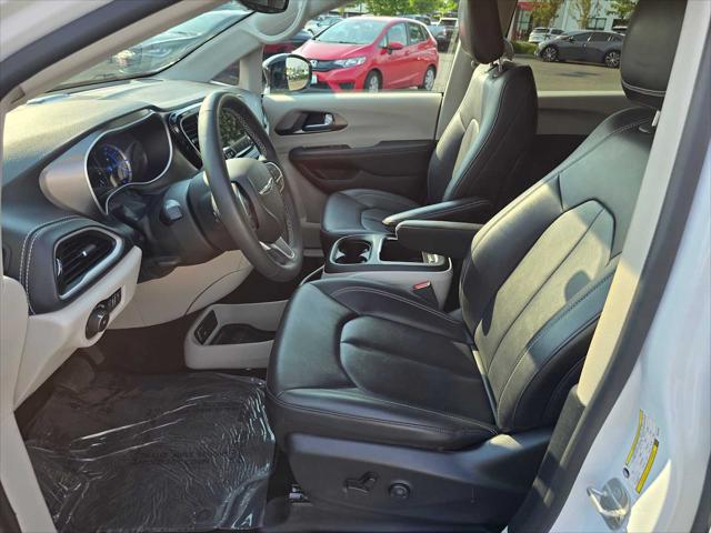 2024 Chrysler Pacifica Hybrid Select